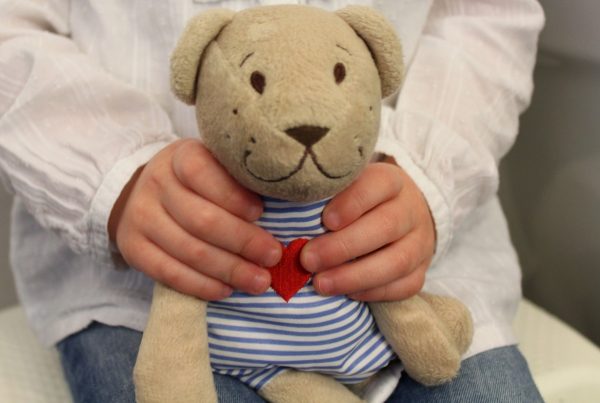 kraamcadeau knuffel handjes pop baby