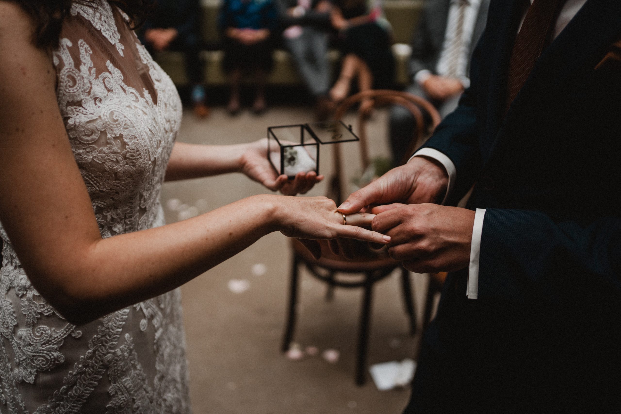 Trouwringen overhandigen: originele manieren om ringdrager te vragen voor jullie bruiloft