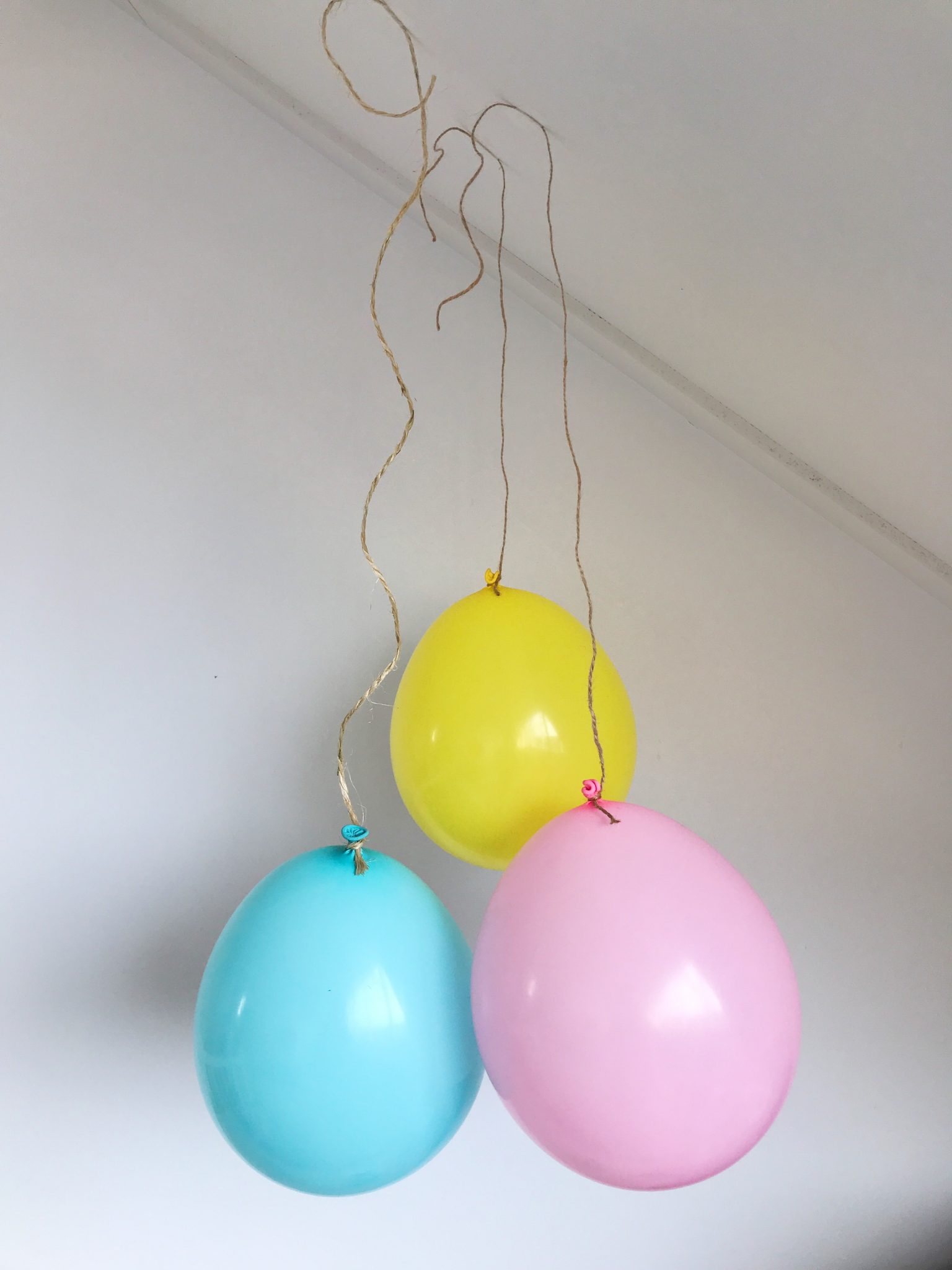 Ballon zonder helium zo laat je ballonnen hangen zonder heliumfles te gebruiken (DIY) Ideefabriek Ballon zonder helium zo laat je ballonnen hangen zonder heliumfles te gebruiken (DIY) Ideefabriek