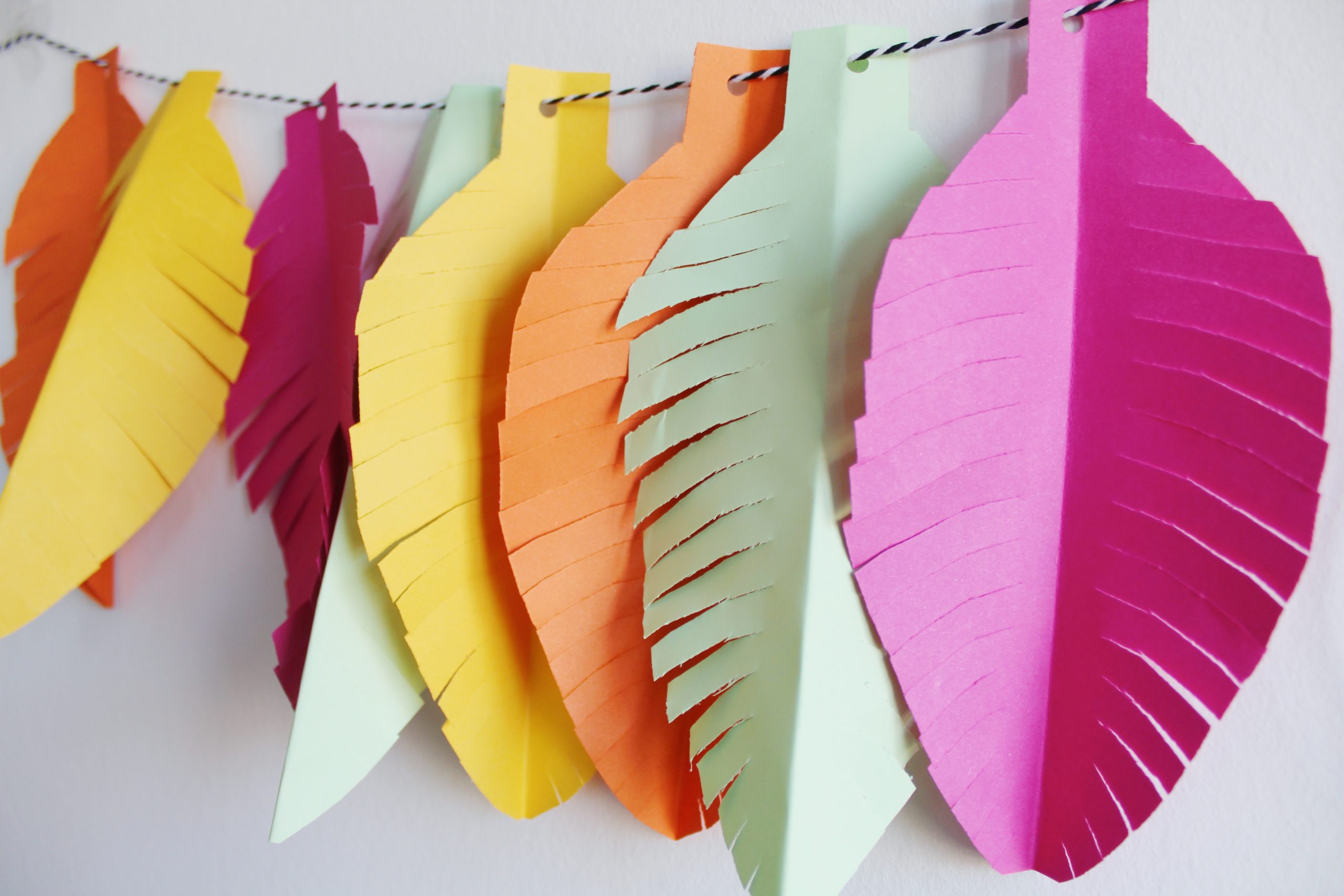 DIY: zo maak je makkelijk een kleurrijke slinger van papieren veren