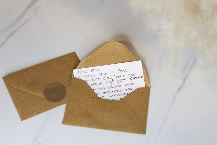 Bruiloft Ideefabriek envelop persoonlijke boodschap trouwceremonie gasten