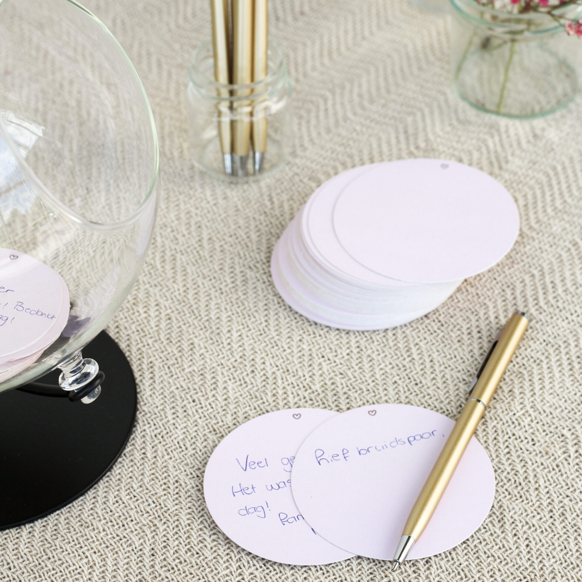 alternatief gastenboek bruiloft glazen bol inspiratie bruiloftsinspiratie briefjes