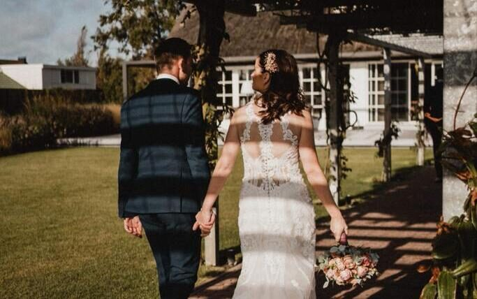 Bruidspaar first look bruiloft trouwlocaties