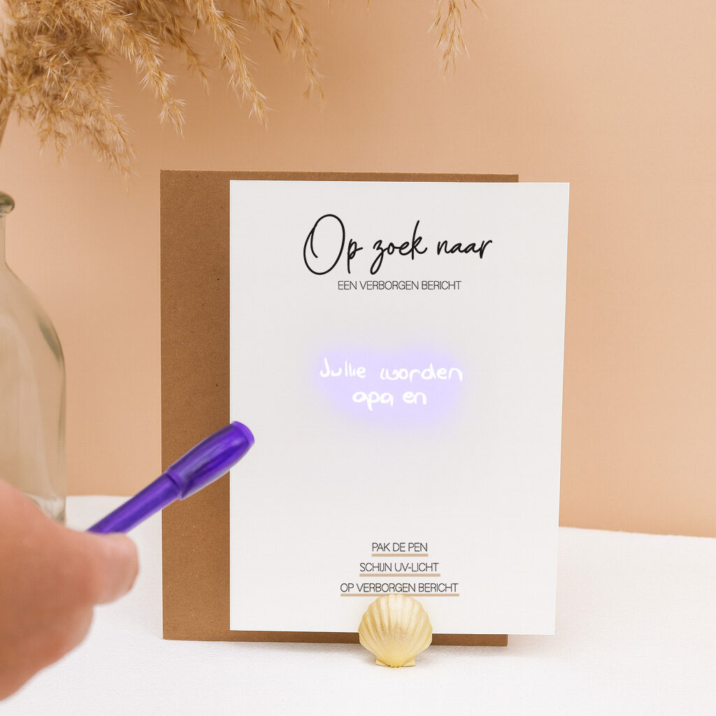 OK-8 Verborgen bericht zwangerschapsaankondiging cadeaubon getuige ceremoniemeester vragen uv lamp geheime boodschap kaart