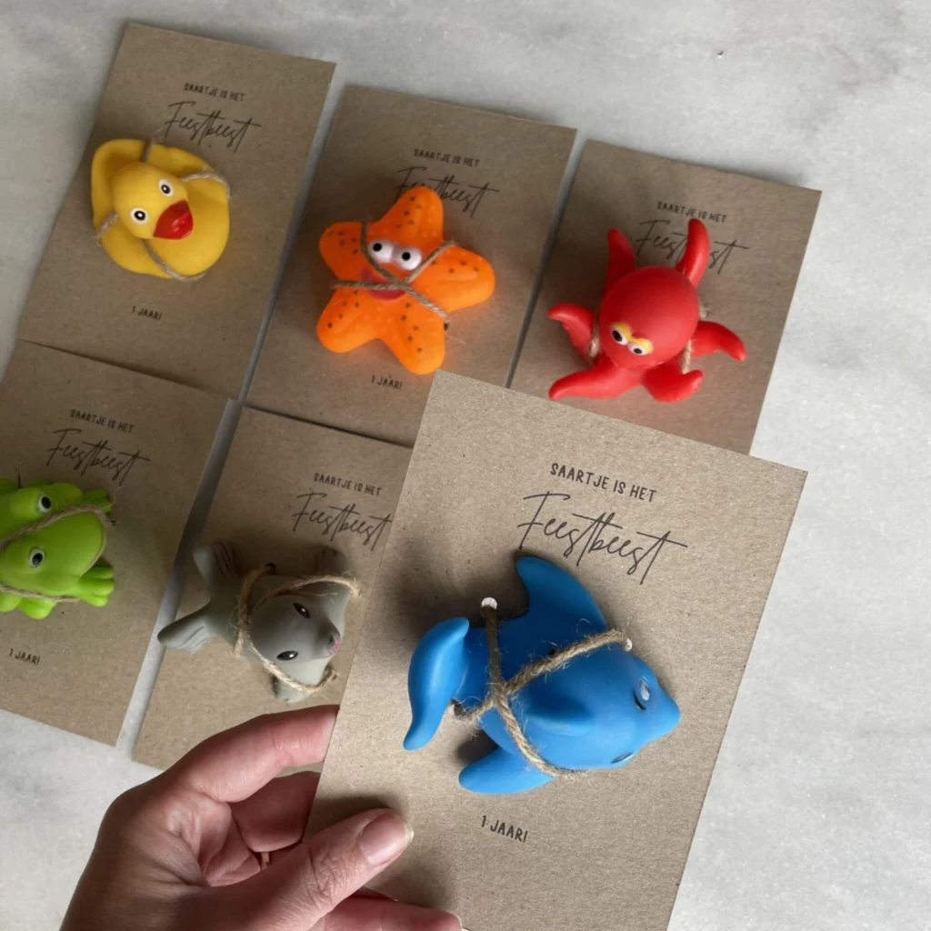 Uitdeelcadeautjes kinderopvang crèche baby 1 jaar verjaardag ideefabriek printable badspeeltjes