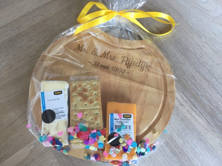 borrelplank graveren idee huwelijkscadeau ideefabriek